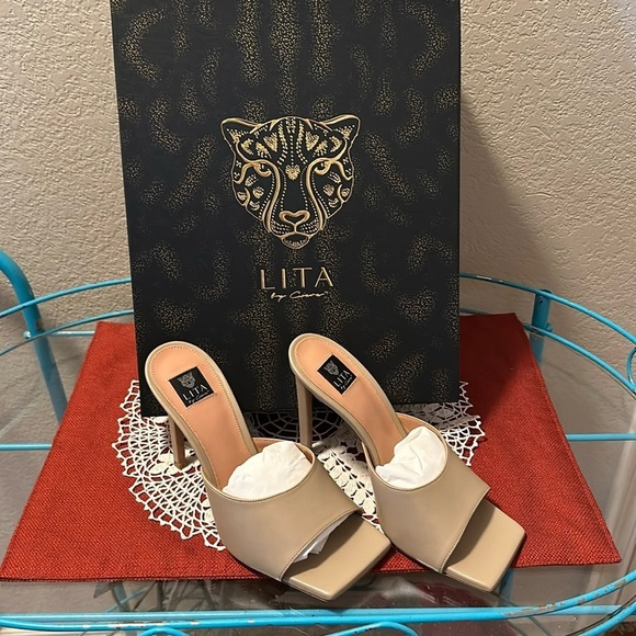 NWT Luxury Lita by Ciara solid square toe slide sandal. Italian leather.
